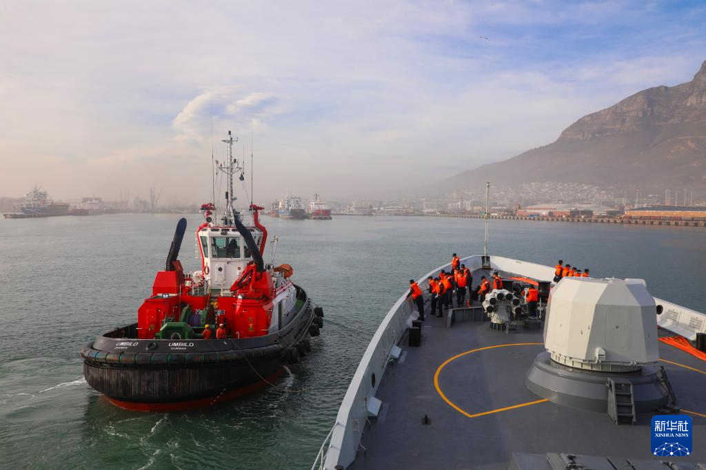 中国海军第46批护航编队许昌舰技术停靠南非开普敦