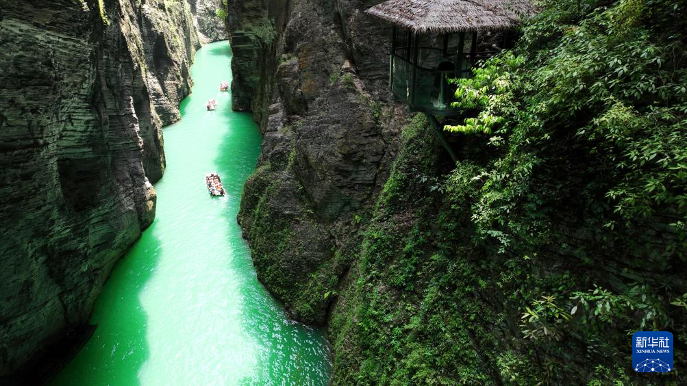 湖北鹤峰:峡谷旅游人气旺