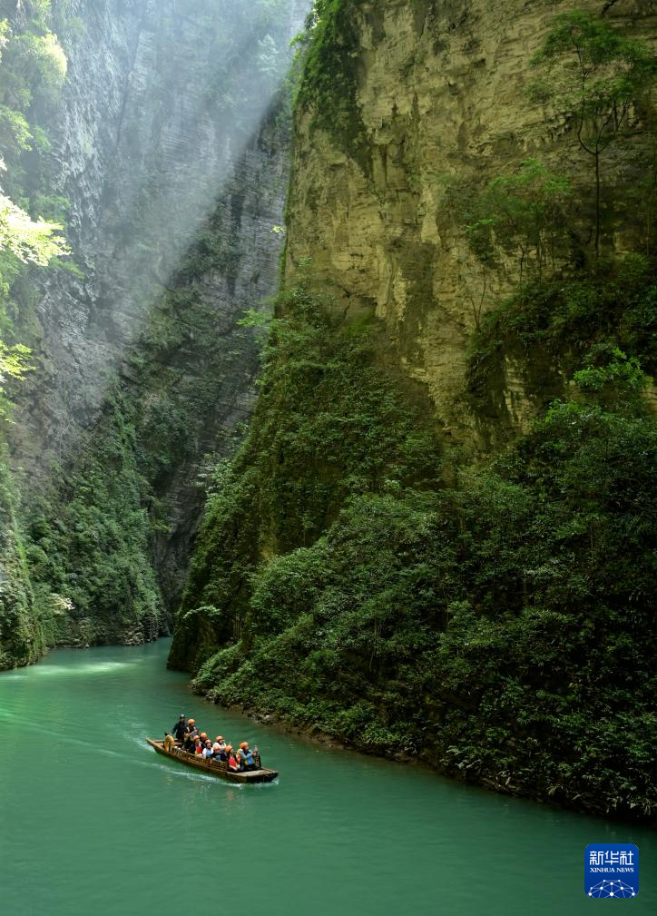 湖北鹤峰:峡谷旅游人气旺