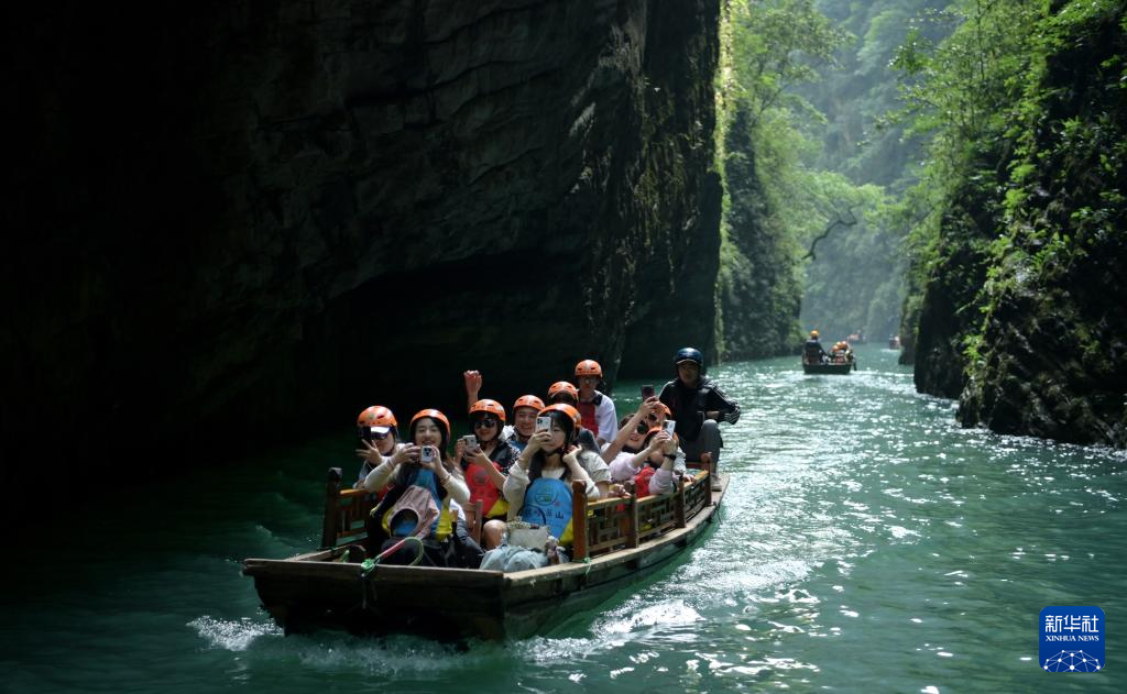 湖北鹤峰:峡谷旅游人气旺