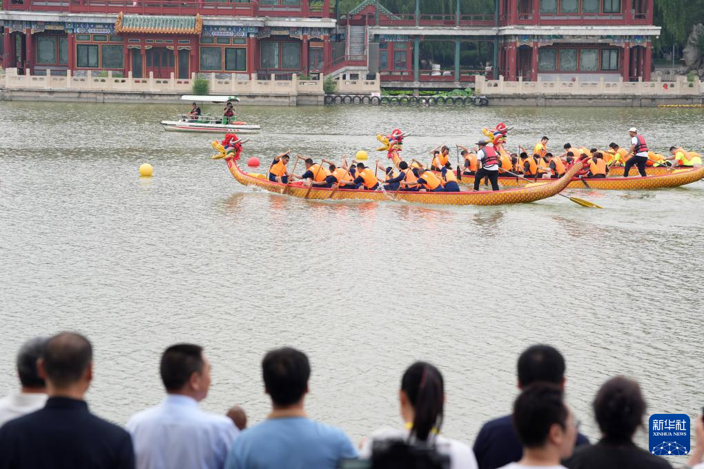 北京:龙潭湖上赛龙舟 多彩民俗迎端午