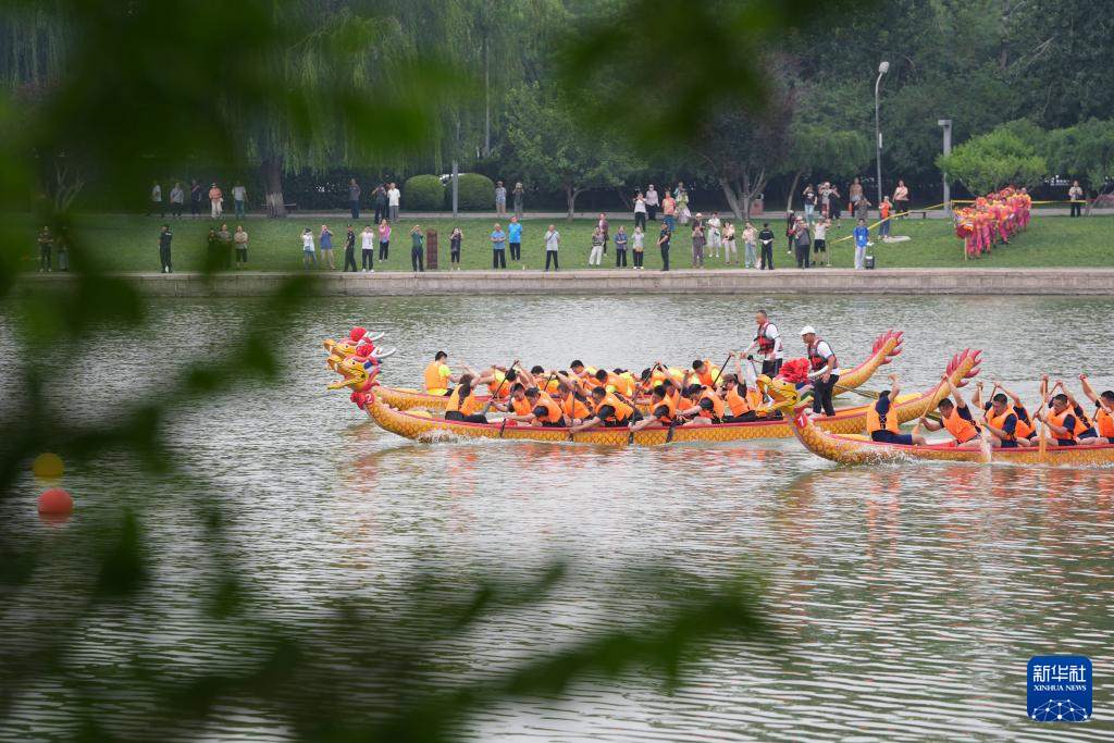 北京:龙潭湖上赛龙舟 多彩民俗迎端午