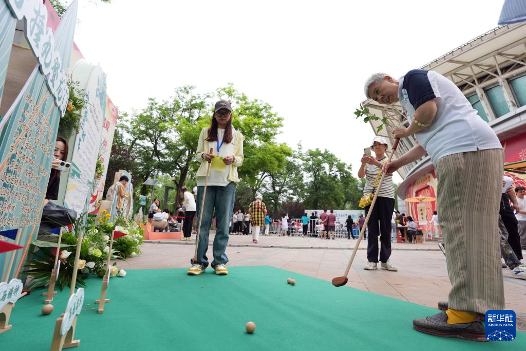 北京:龙潭湖上赛龙舟 多彩民俗迎端午
