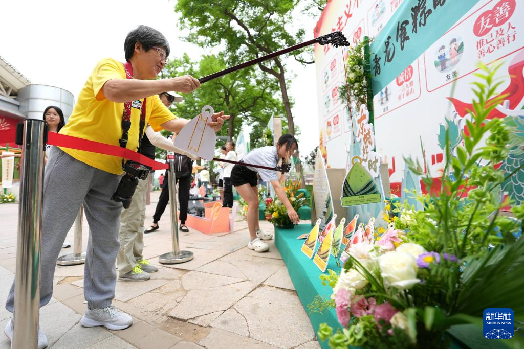 北京:龙潭湖上赛龙舟 多彩民俗迎端午