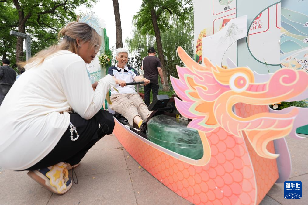 北京:龙潭湖上赛龙舟 多彩民俗迎端午