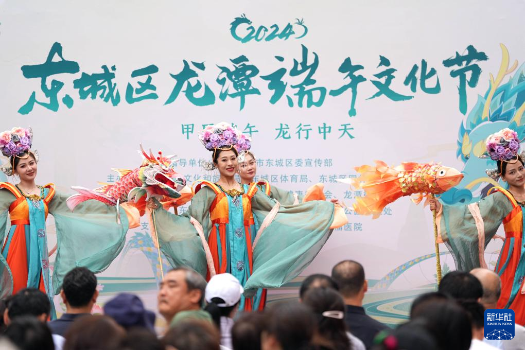 北京:龙潭湖上赛龙舟 多彩民俗迎端午