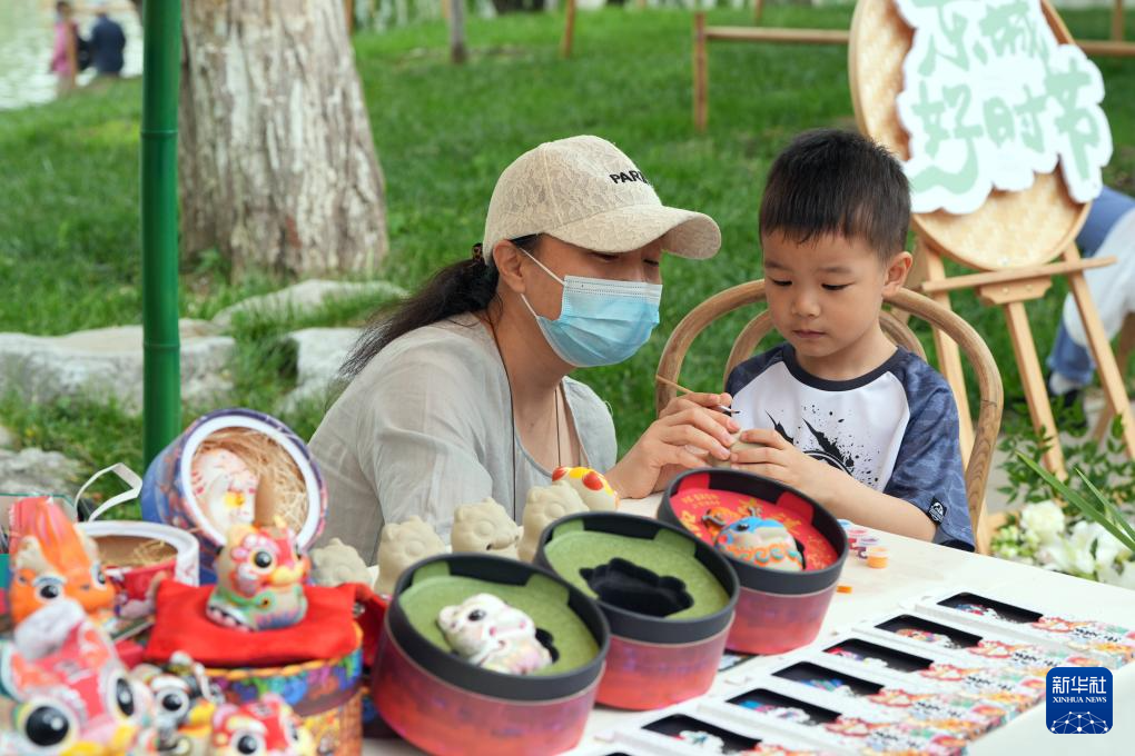 北京:龙潭湖上赛龙舟 多彩民俗迎端午