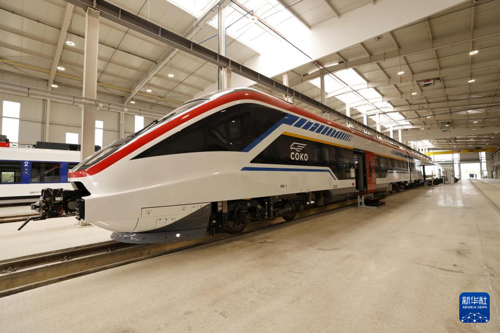 中国研制的匈塞铁路高速动车组在塞尔维亚首次亮相