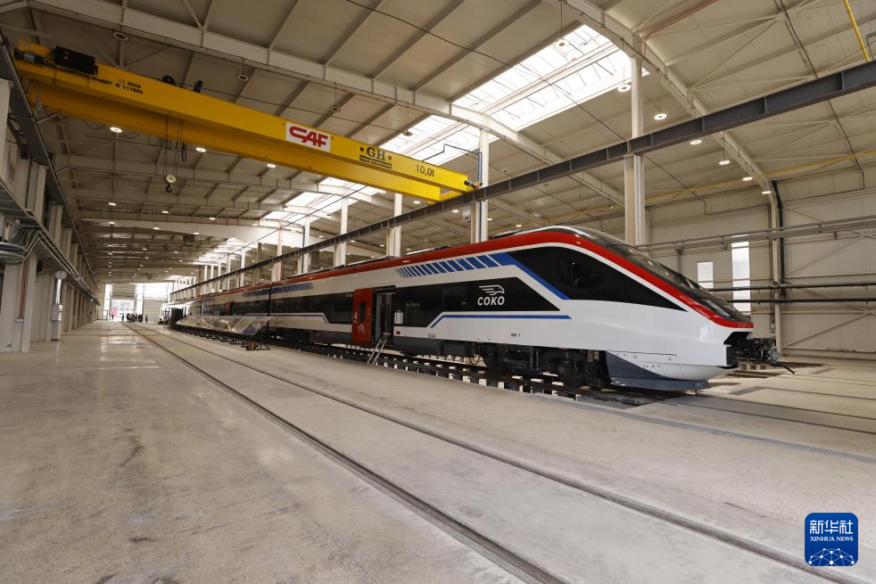 中国研制的匈塞铁路高速动车组在塞尔维亚首次亮相