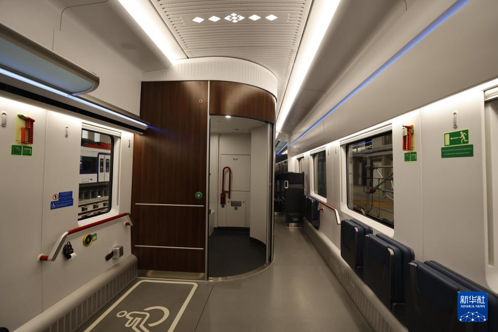 中国研制的匈塞铁路高速动车组在塞尔维亚首次亮相