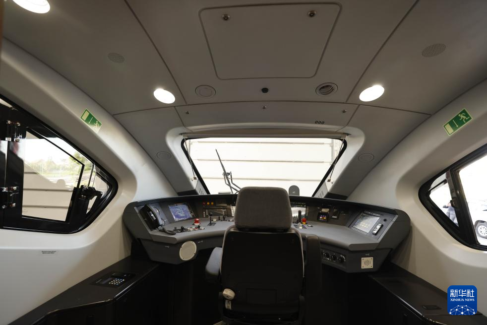 中国研制的匈塞铁路高速动车组在塞尔维亚首次亮相