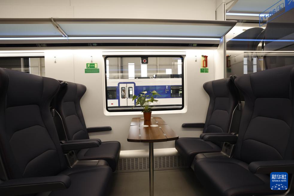 中国研制的匈塞铁路高速动车组在塞尔维亚首次亮相