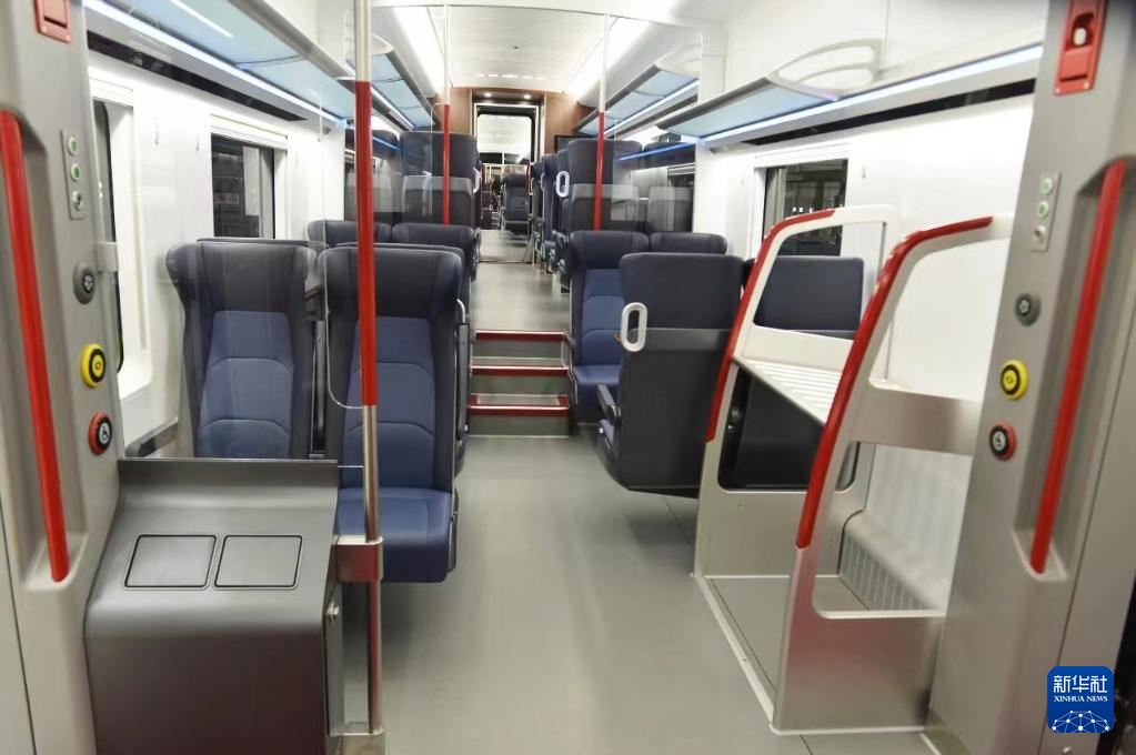 中国研制的匈塞铁路高速动车组在塞尔维亚首次亮相