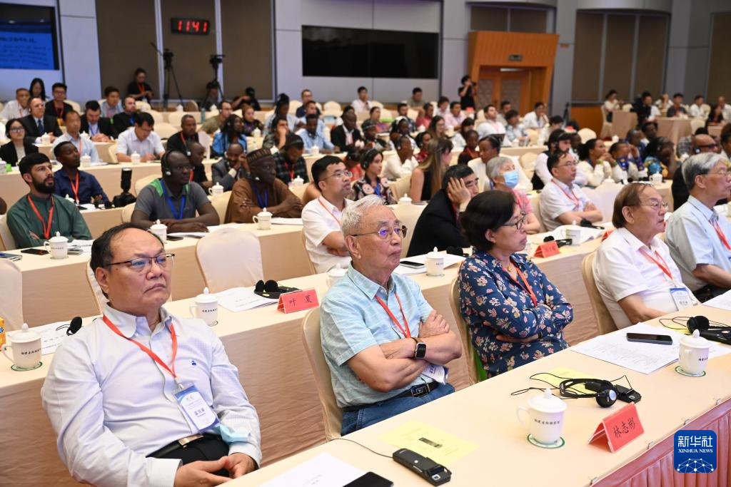 第十九届国际菌草产业发展研讨会在福州举行