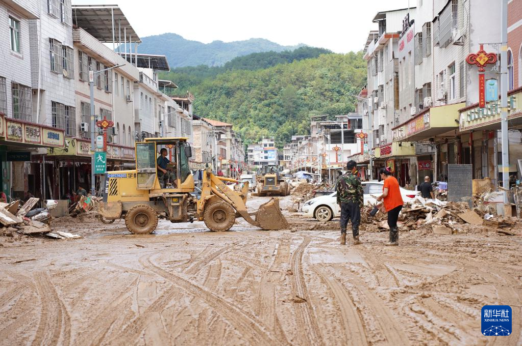 新华全媒＋丨积极应对险情 灾后加紧重建