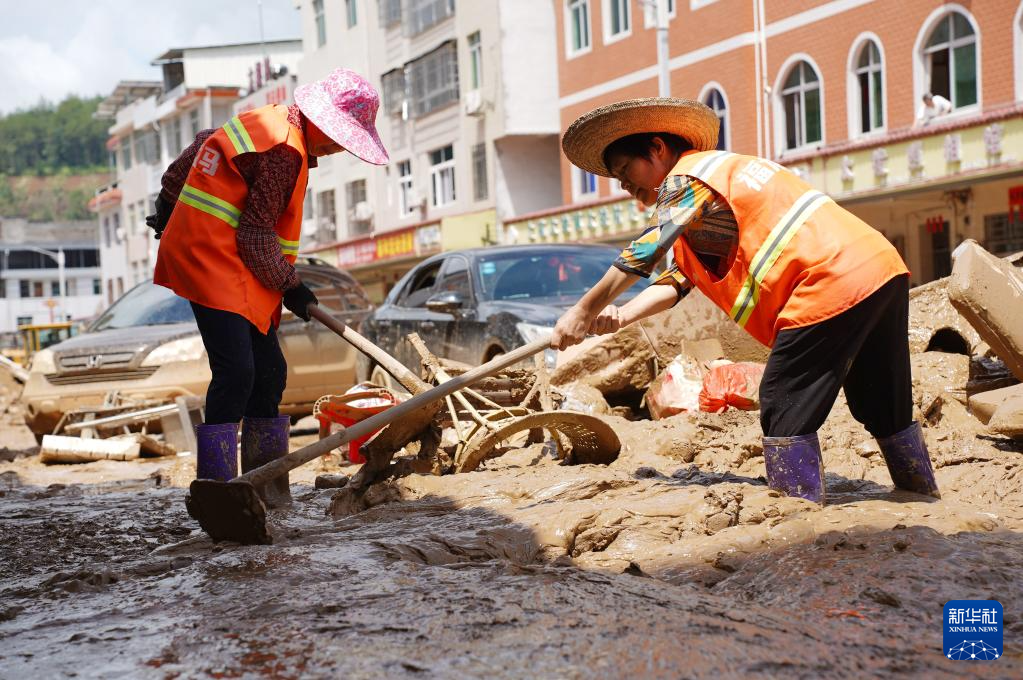 新华全媒＋丨积极应对险情 灾后加紧重建