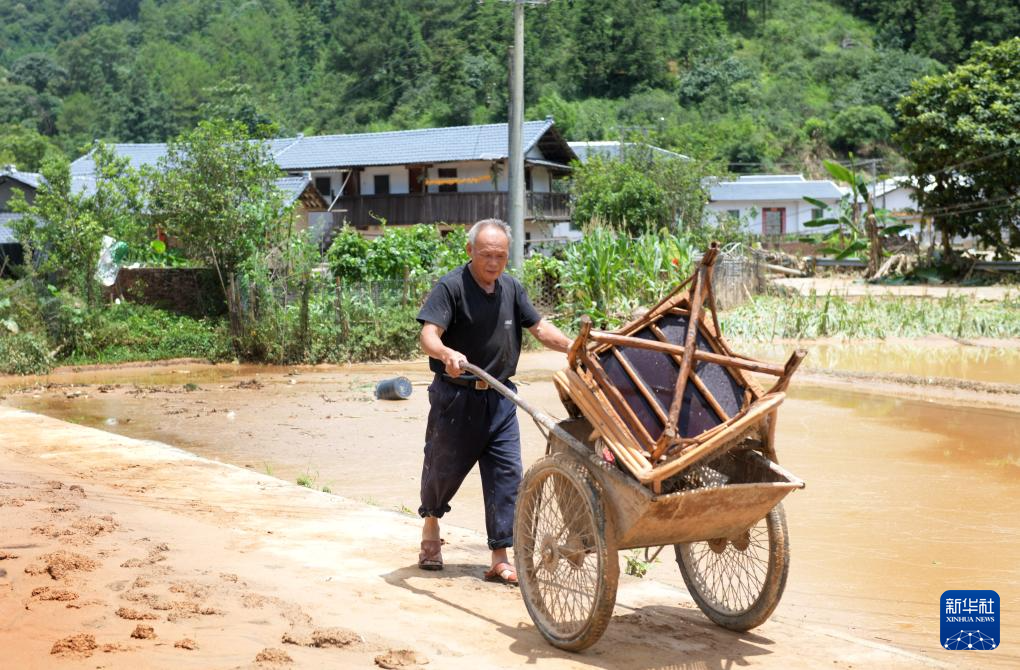 新华全媒＋丨积极应对险情 灾后加紧重建