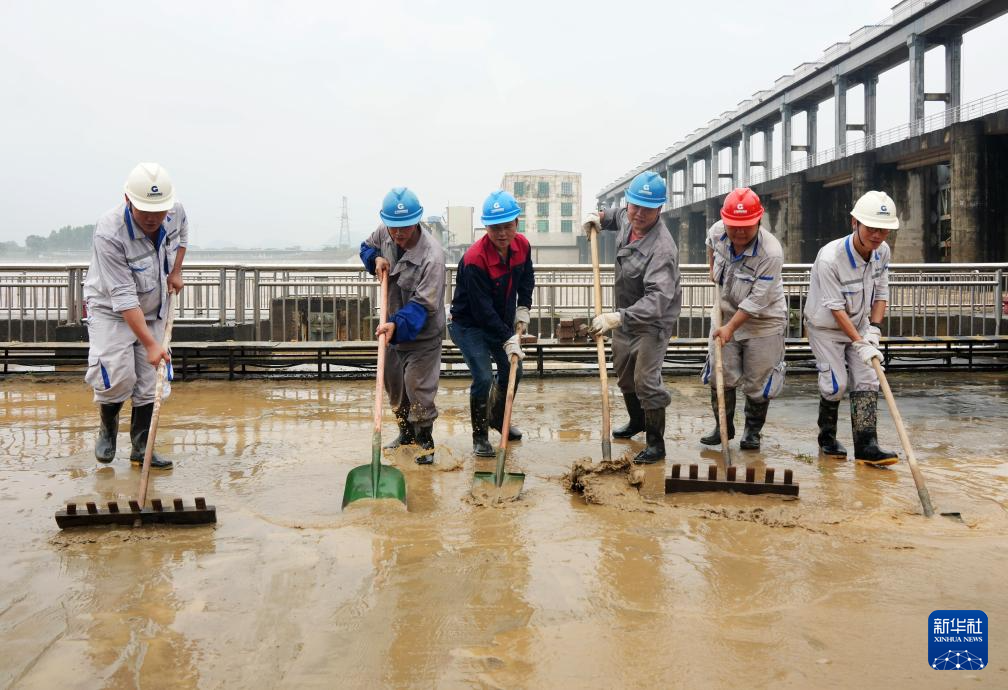 新华全媒＋丨积极应对险情 灾后加紧重建