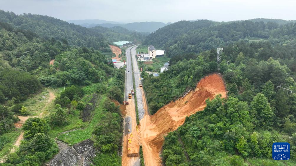 新华全媒＋丨积极应对险情 灾后加紧重建