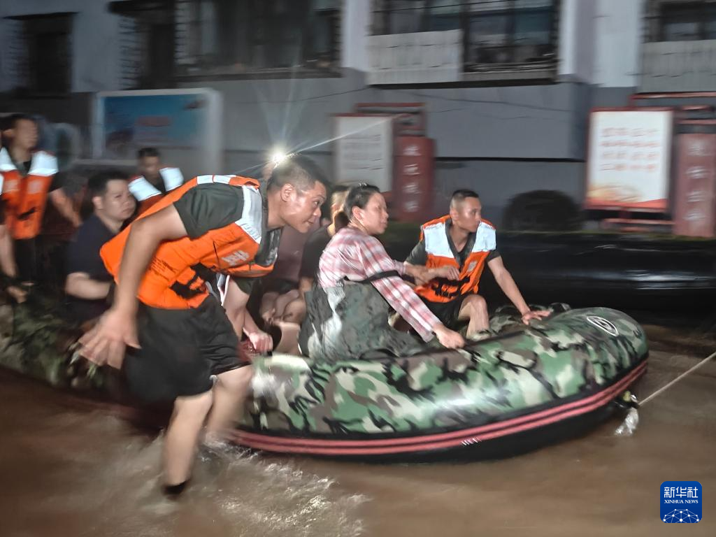 人民子弟兵持续奋战桂粤防汛救灾一线