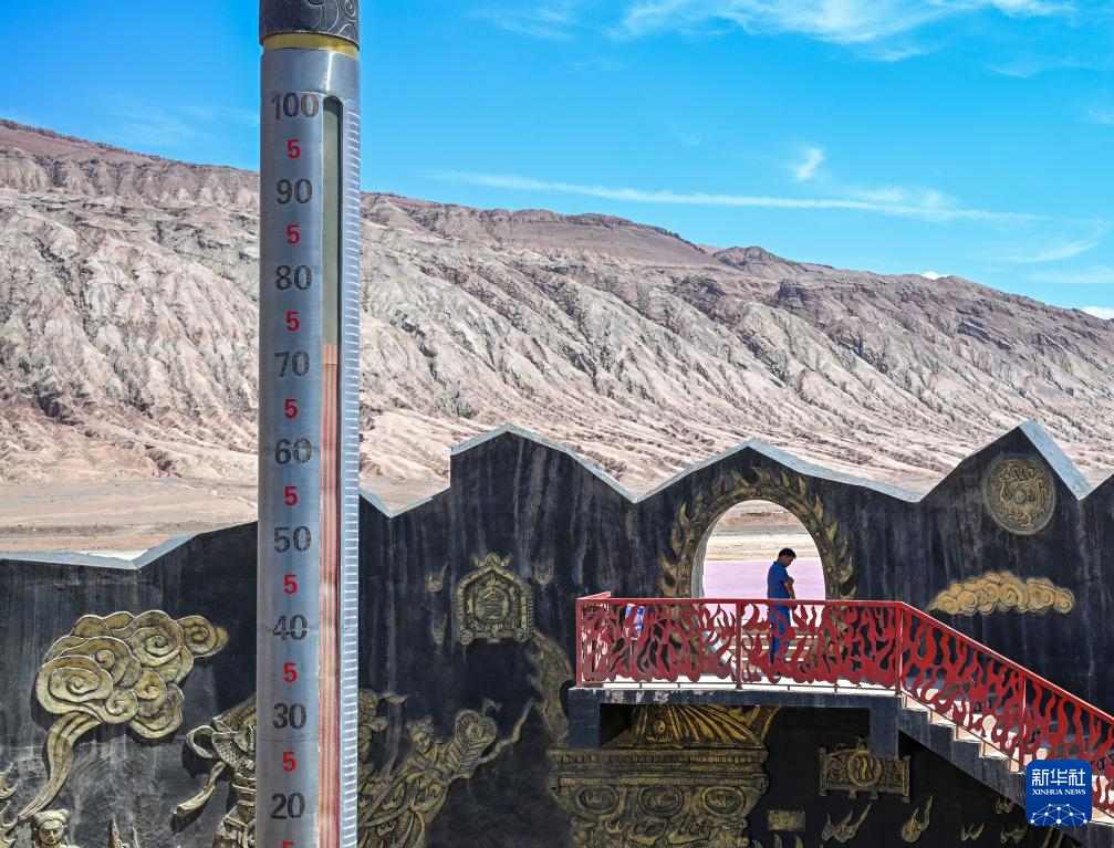 吐鲁番持续高温 夏日旅游热度不减