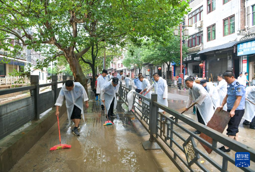 贵州镇远：洪灾后 忙恢复
