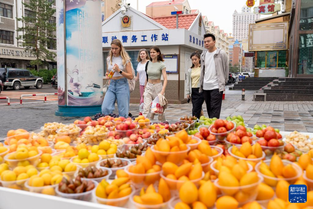 便利通关举措显效 中外人员往来升温