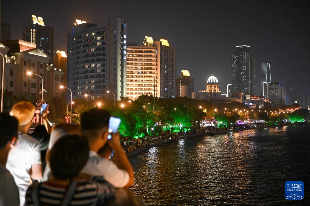 天津：海河两岸乐享美丽夜景