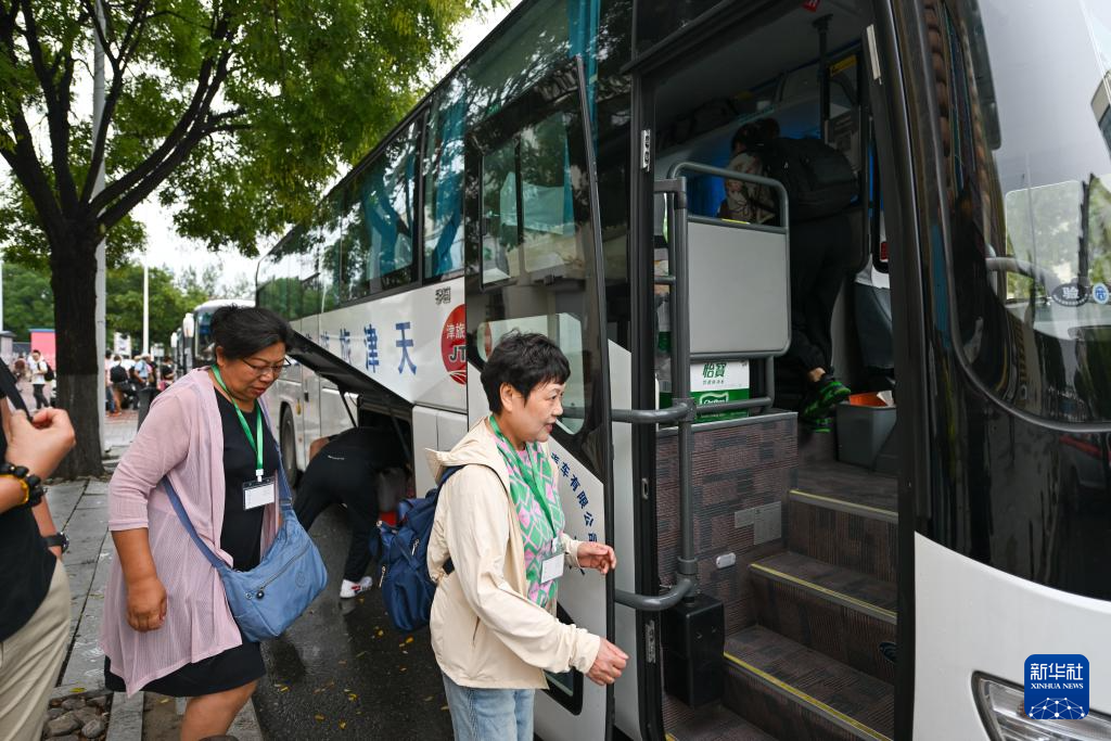 乘市郊“慢火车” 感受乡村“慢旅游”