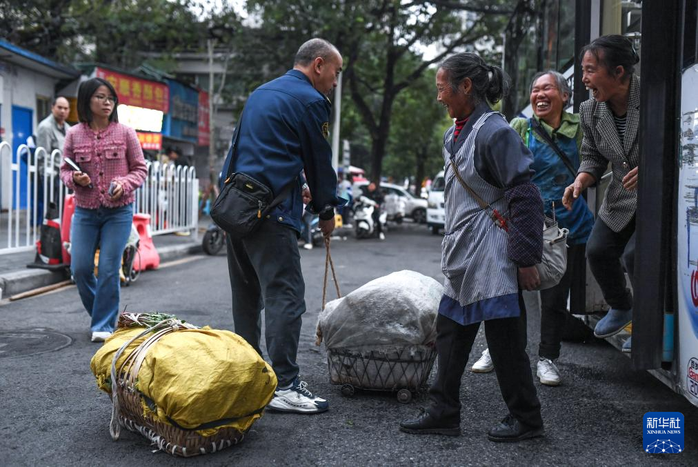 这趟城乡公交，载满人间烟火和城市温度