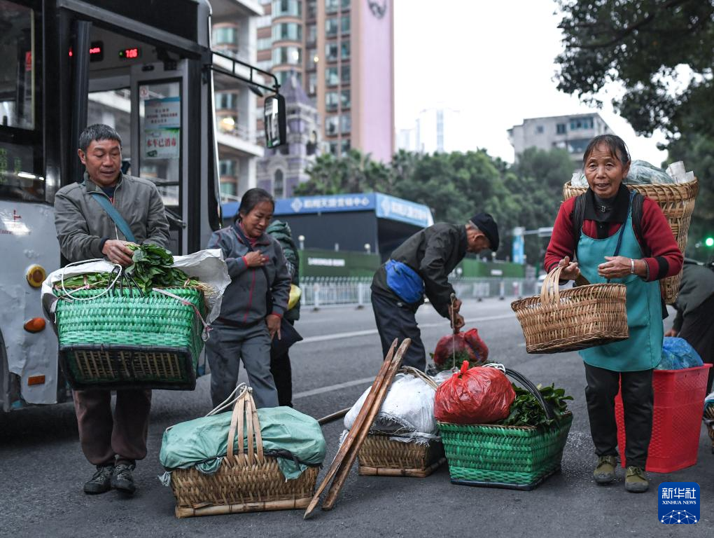 这趟城乡公交，载满人间烟火和城市温度