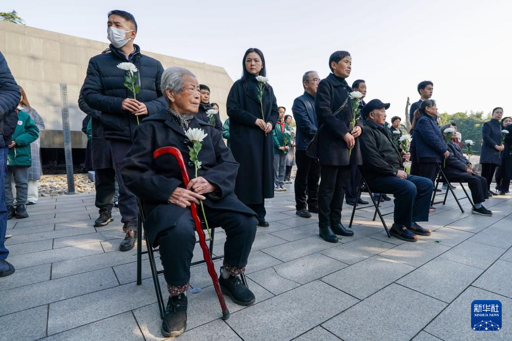 南京举行大屠杀死难者家庭祭告活动