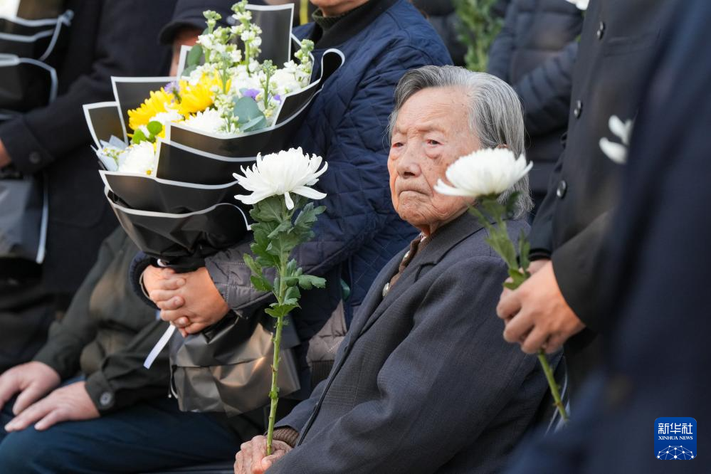 南京举行大屠杀死难者家庭祭告活动