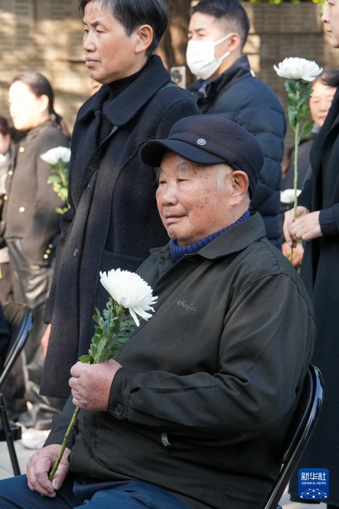 南京举行大屠杀死难者家庭祭告活动