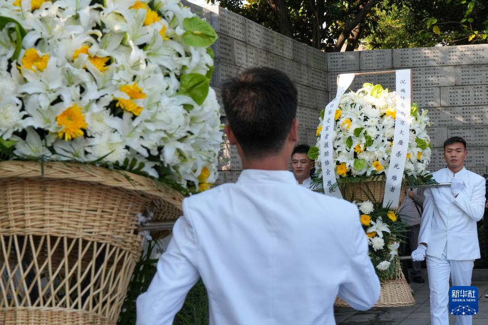 南京举行大屠杀死难者家庭祭告活动