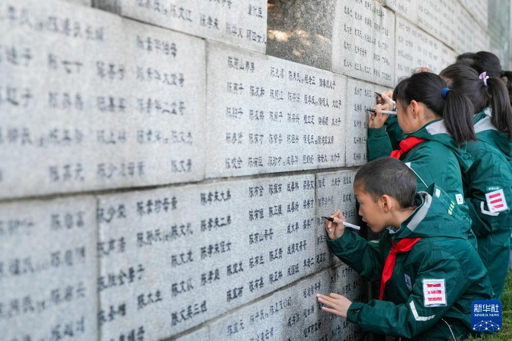 南京举行大屠杀死难者家庭祭告活动