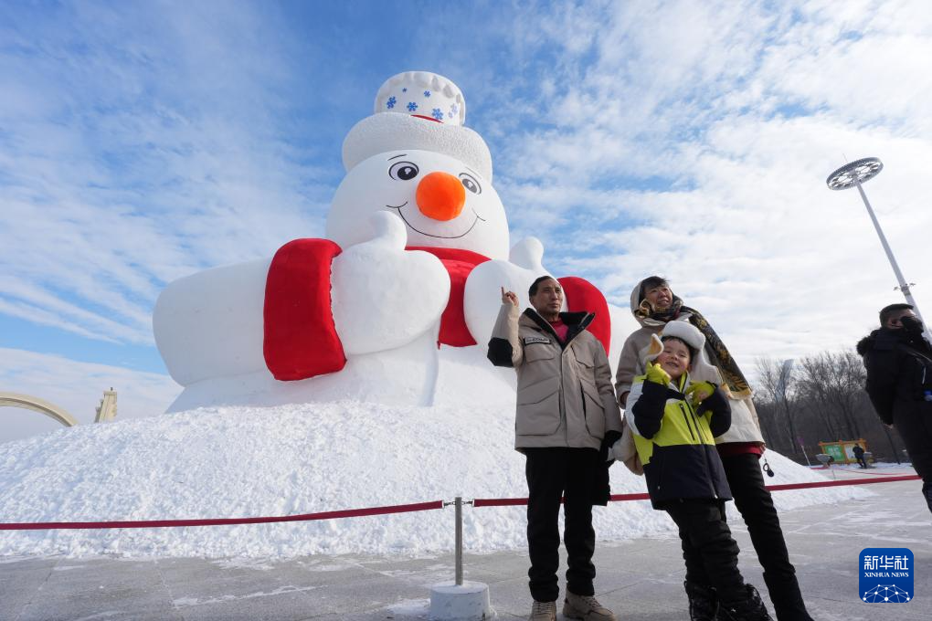 哈尔滨今冬第一个大雪人微笑亮相