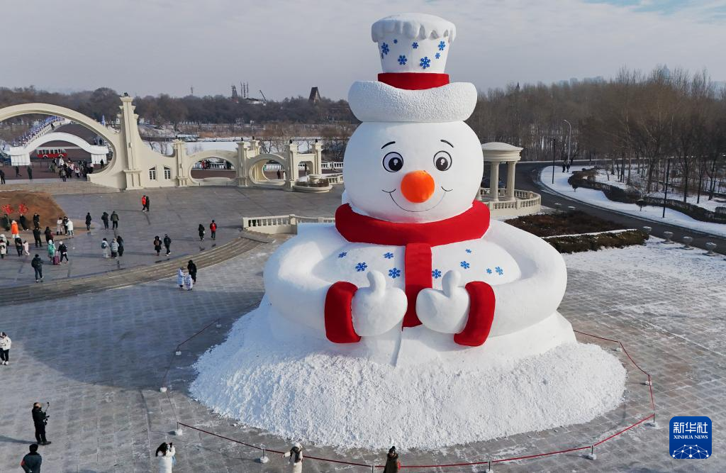 哈尔滨今冬第一个大雪人微笑亮相