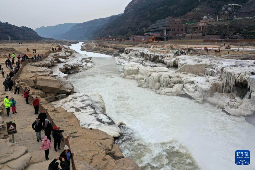 黄河壶口瀑布现“冰瀑玉壶”景观