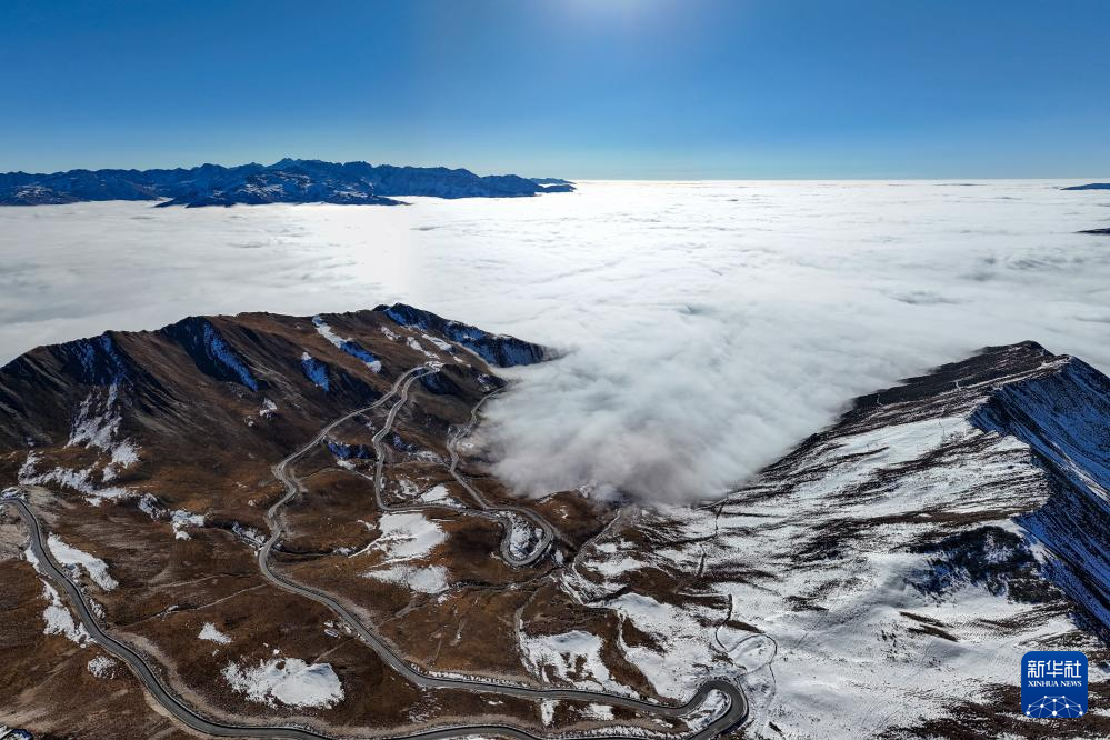 夹金山：冬日云海漫山间