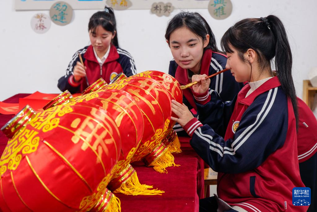 多彩校园活动迎新年