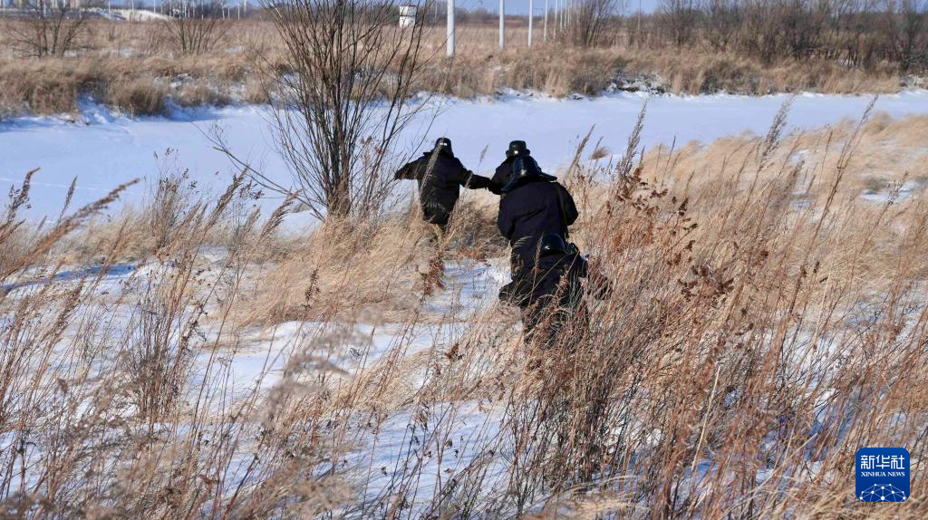 踏雪巡线