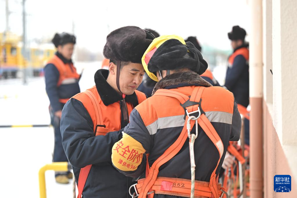 新春走基层｜风雪中守护春运的青年班组