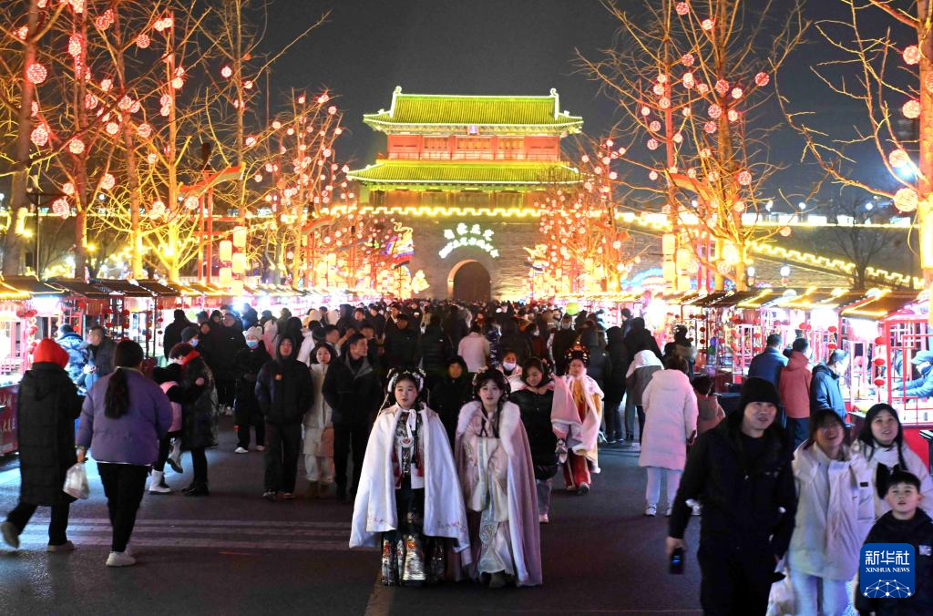 多彩夜游 热闹过年