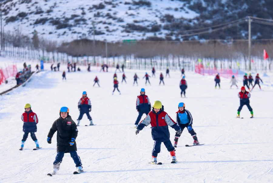 新春走基层丨从最高处到最广处——当大众滑雪场有了国家队教练