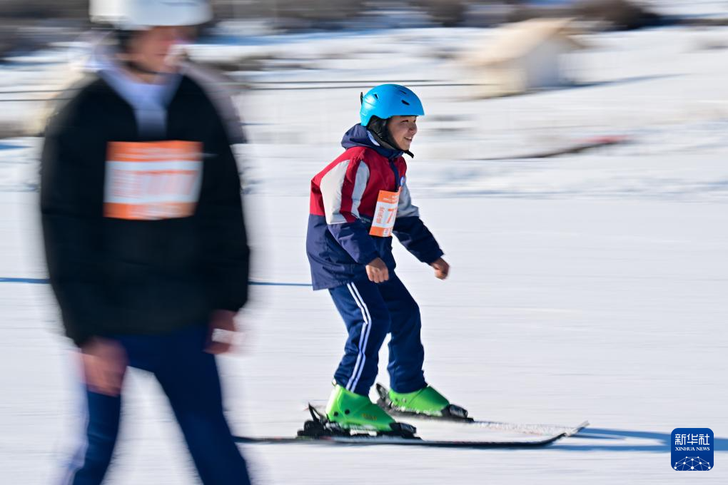 乌鲁木齐中小学生滑雪马拉松开赛