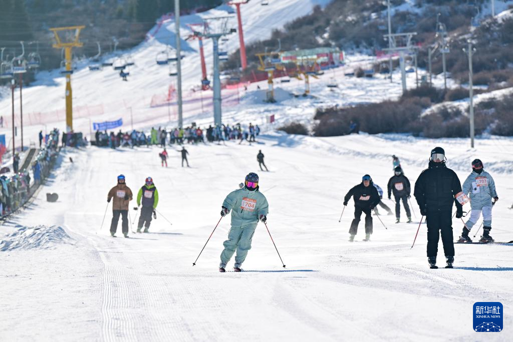 乌鲁木齐中小学生滑雪马拉松开赛