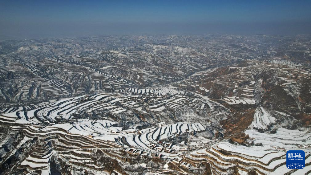 春雪勾勒“大地指纹”