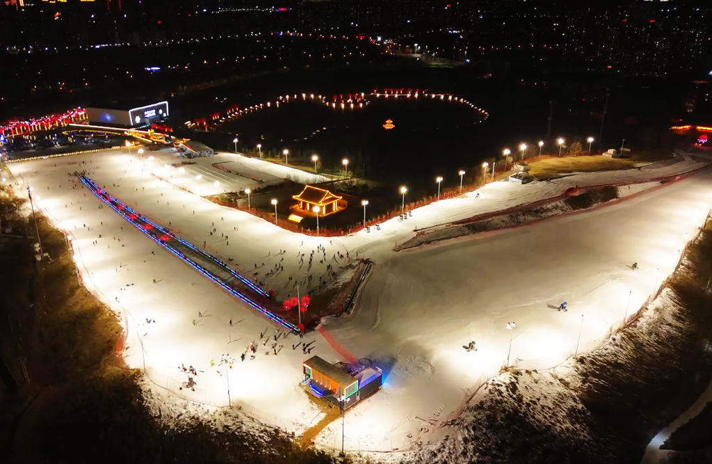 从400到10万——一座滑雪场撬动的城市更新实践