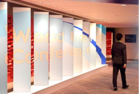 香江畔，新潮翻涌